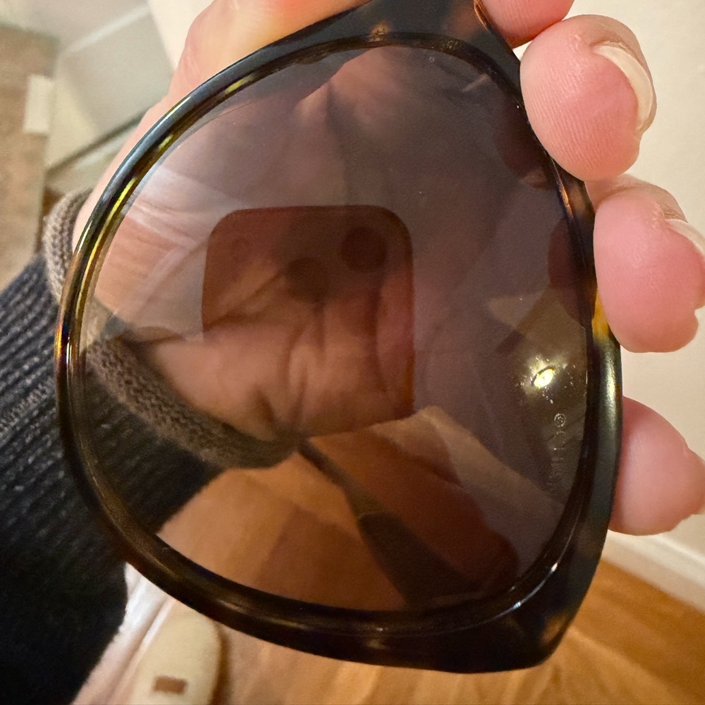 Authentic Chanel sunglasses with case. Good condition - Picture 8 of 11